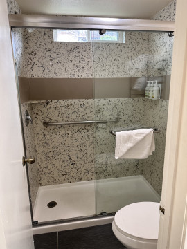 Beachwalker Inn & Suites Cayucos - Bathroom