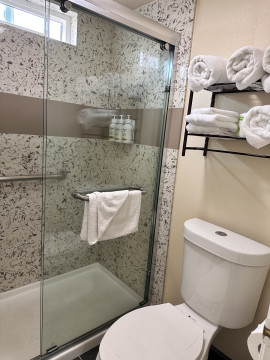 Beachwalker Inn & Suites Cayucos - Bathroom