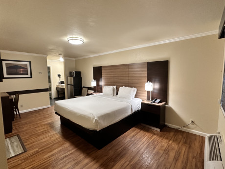 Beachwalker Inn & Suites Cayucos - King Standard Guest Room